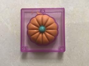 把上盖以三个定位点为标准合上，用手掌用力压紧，拿下上盖，底下模柜是空的，用手指顶一下很好脱模。