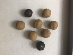 把二种馅料分成八份滚圆盖上保鲜膜备用