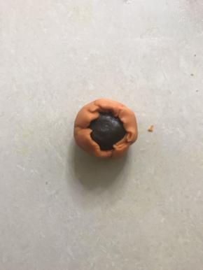 用虎口慢慢收口，滚圆