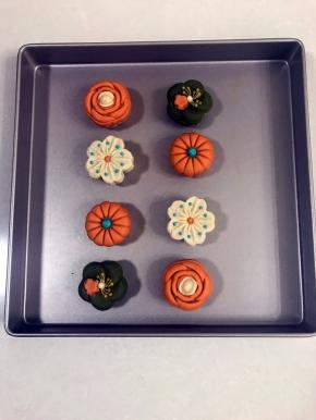 放入烤盘送进提前预热好的烤箱中层上下火200 度12 分钟，出炉后移至烤网上放凉。