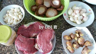 准备好所有食材。。大蒜葱果去皮，生姜洗干净，香菇洗干净去把