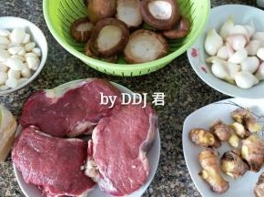 准备好所有食材。。大蒜葱果去皮，生姜洗干净，香菇洗干净去把