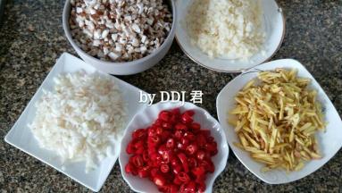 大蒜  葱果  香菇切小粒，生姜切丝，因为家人不吃生姜，方便挑出来，红尖椒切小圆圈