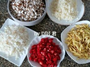 大蒜  葱果  香菇切小粒，生姜切丝，因为家人不吃生姜，方便挑出来，红尖椒切小圆圈