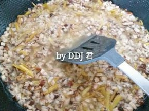 锅里倒油，适当多一些。把生姜丝 大蒜沫 葱果粒在油锅里爆香，香菇倒进去熬，香菇有水份多熬一会儿