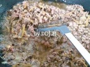 加入切小的牛肉粒。。忘记拍牛肉粒了，我是用刀切小，喜欢吃着有颗粒感的牛肉酱。。哈哈
