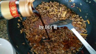 熬半个小时后加入生抽 豆瓣酱 糖