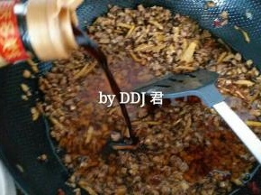 熬半个小时后加入生抽 豆瓣酱 糖