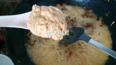 再熬五分钟加入自制的花生酱和盐 还有鸡精