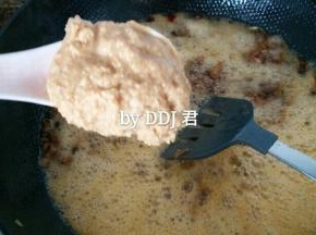 再熬五分钟加入自制的花生酱和盐 还有鸡精