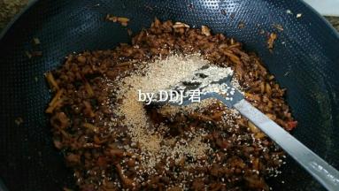 油太多，我盛了一些出来，撒上白芝麻，炒均匀