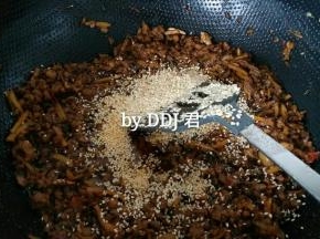 油太多，我盛了一些出来，撒上白芝麻，炒均匀