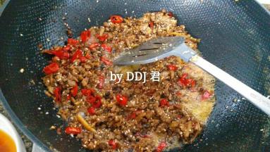 因为我家小朋友不吃辣，所以给她装了一些之后，才加入红尖椒。（全部盛到碗里，锅里留油，红尖椒放进去炒一会儿后，再把牛肉酱倒进去一起炒）