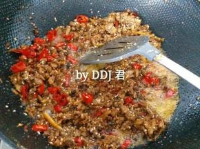 因为我家小朋友不吃辣，所以给她装了一些之后，才加入红尖椒。（全部盛到碗里，锅里留油，红尖椒放进去炒一会儿后，再把牛肉酱倒进去一起炒）
