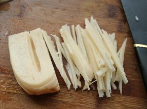 再顺着孔洞切成丝，藕丝就切好了。