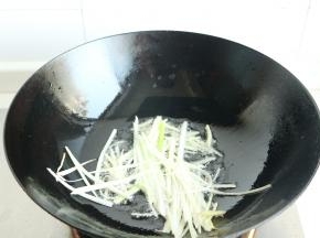 炒锅放油，烧热后下入葱姜丝炒出香味。