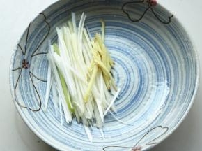 葱姜也切成丝。