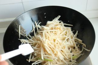 下入食盐调味。
