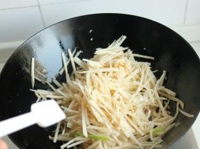 下入食盐调味。