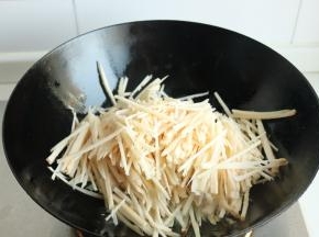 加入藕丝翻炒。