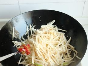 下入2勺剁椒，记得带一些剁椒的汤汁。