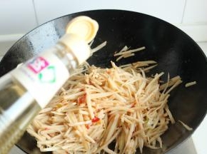 翻炒30秒，淋入少许香醋，炒匀后关火。