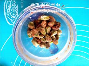 考虑到干果的油性比较大，一般干果打粉我都会与白砂糖一起，而开心果没有那么大的油性，我就单独打粉了，将开心果仁放入料理机内。