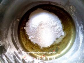 加入白砂糖搅拌均匀。