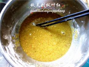 容器里倒入油，再将开心果粉放入搅拌均匀。