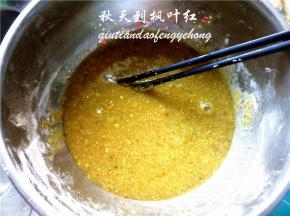 容器里倒入油，再将开心果粉放入搅拌均匀。
