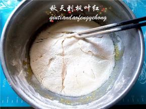 放入面粉、泡打粉、小苏打和盐。