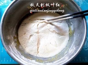 放入面粉、泡打粉、小苏打和盐。