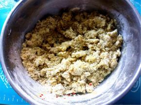 搅拌成无干粉的状态。