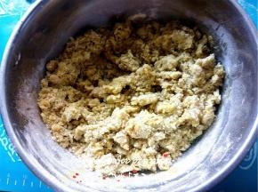 搅拌成无干粉的状态。