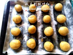 每个20克制作成小圆球摆放在烤盘里，松弛5分钟，同时180度上下火预热烤箱。