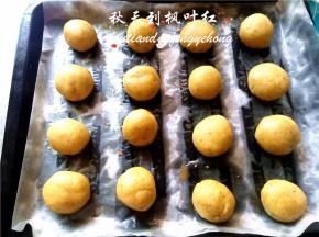 每个20克制作成小圆球摆放在烤盘里，松弛5分钟，同时180度上下火预热烤箱。