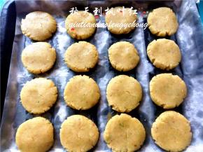 按压成圆饼状。