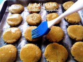小饼上面刷上鸡蛋液。