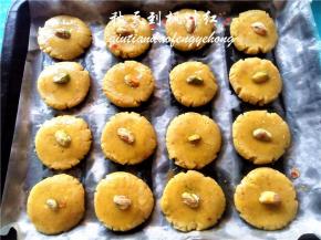 再将开心果粒放在小饼上。