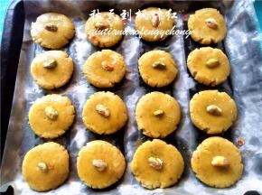 再将开心果粒放在小饼上。