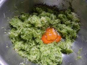 腌好挤掉一点水加入一个鸡蛋