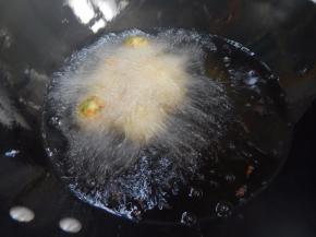 热了加入丸子炸