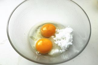 一个全蛋和一个蛋黄共75克，加入30克白糖。
