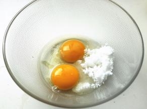 一个全蛋和一个蛋黄共75克，加入30克白糖。