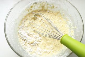 筛入面粉，之字形搅拌均匀。