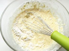 筛入面粉，之字形搅拌均匀。