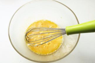 充分搅打均匀，使砂糖融化。