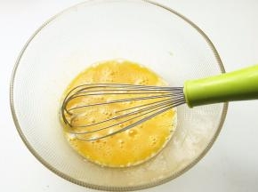 充分搅打均匀，使砂糖融化。