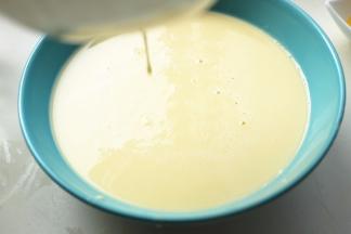 过滤一下面糊，最好过滤两遍。