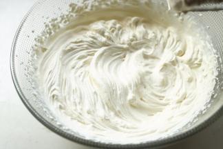 淡奶油150克加15克糖打发到硬性。放冰箱冷藏待用。